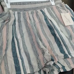 Cream strips shorts XL size by universal Thread